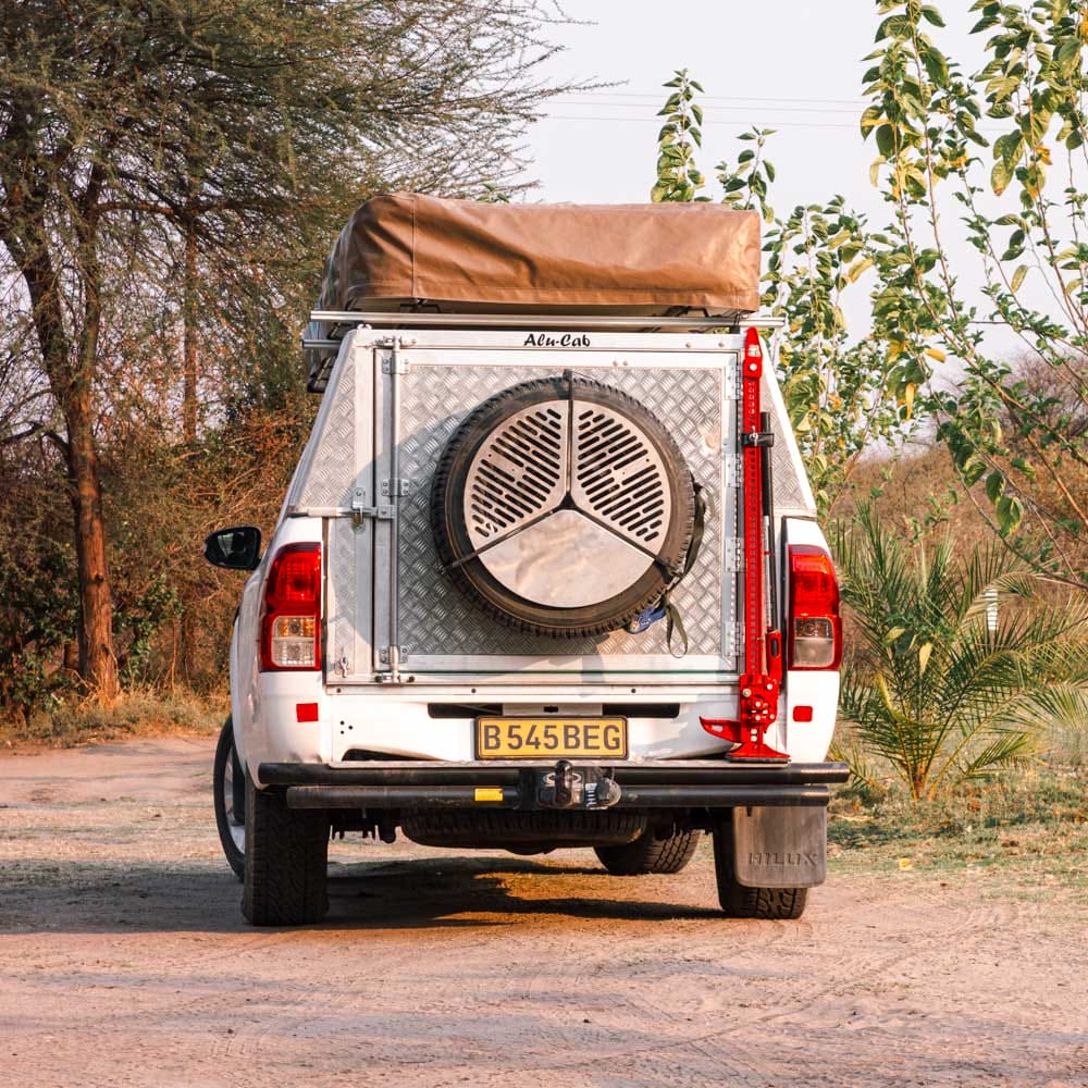 Fully-equipped 4x4 Hilux